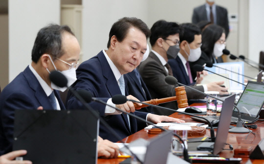 윤석열 대통령이 화물연대 집단운송거부 사태 관련 업무개시명령을 심의하기 위해 지난달 29일 서울 용산 대통령실 청사에서 열린 국무회의에 참석, 개회 선언을 하고 있다. 대통령실통신사진기자단=연합뉴스